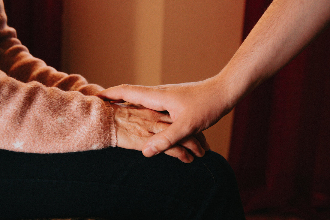 10 Thoughtful Sympathy Gifts for Someone Who Lost a Loved One